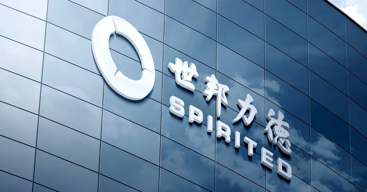 世邦力德公司大楼实景，幕墙展示世邦力德 SPIRITED 企业名称